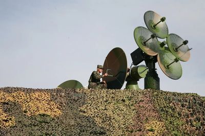 火箭軍某部實(shí)戰(zhàn)對(duì)抗演練 多科目錘煉戰(zhàn)場(chǎng)硬功